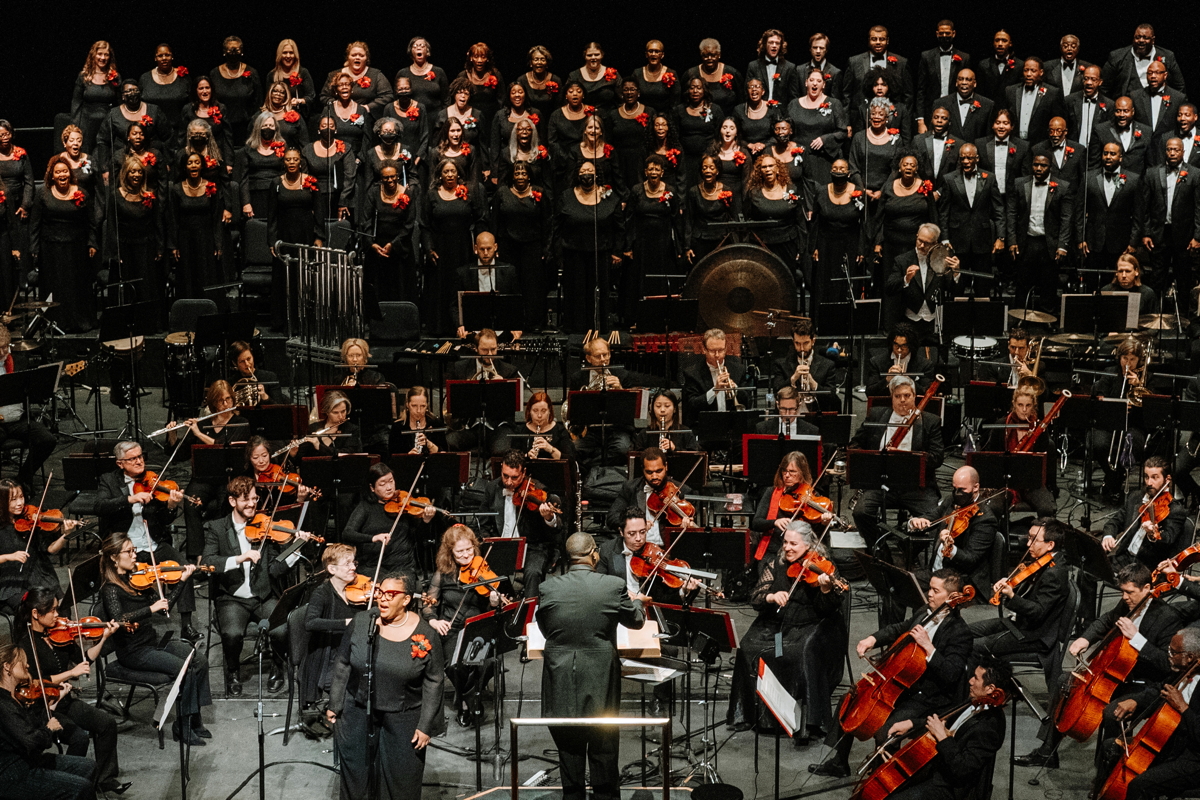 Kevin McBeth conducts the IN UNISON Chorus and the SLSO. Photo by Virginia Harold. Kevin McBeth conducts the IN UNISON Chorus and the SLSO. Photo by Virginia Harold.